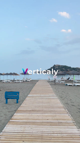 砂浜の木道、海への道