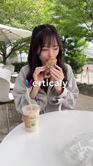 パンを食べる女性、カフェで