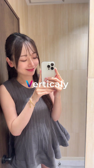 スマホで自撮り、笑顔の女性