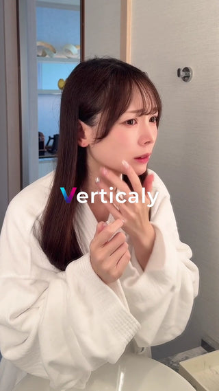 鏡を見る女性、身だしなみチェック