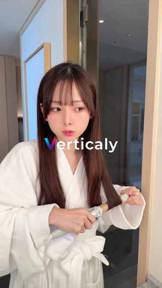 ヘアアイロンで髪を巻く