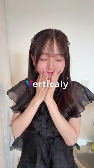 黒ドレスの女性、微笑む