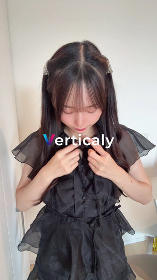 黒いドレスの女性、装いを整える