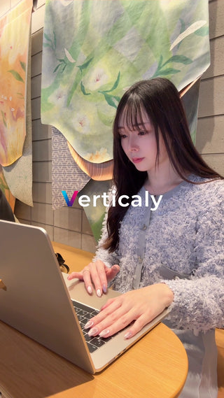 PC作業中の女性、集中する横顔