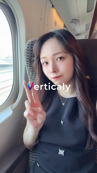 列車でピースサイン、旅の思い出