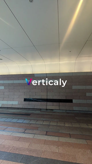 レンガ壁と階段、穏やかな風景