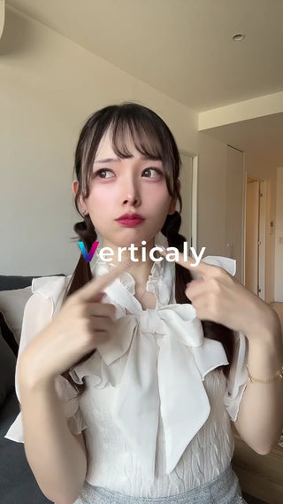 ツインテールの女性、指差し