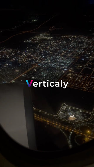 夜の街を飛行機から