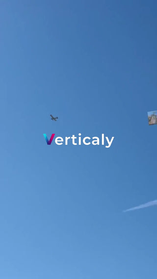 青空に飛行機、夏の風景