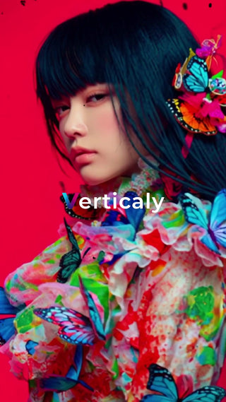 蝶と花飾りの女性