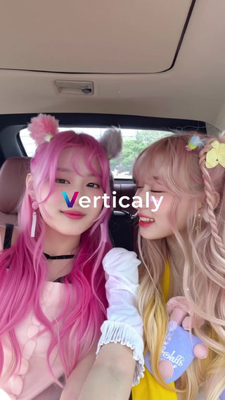 ピンク髪の二人、車内にて