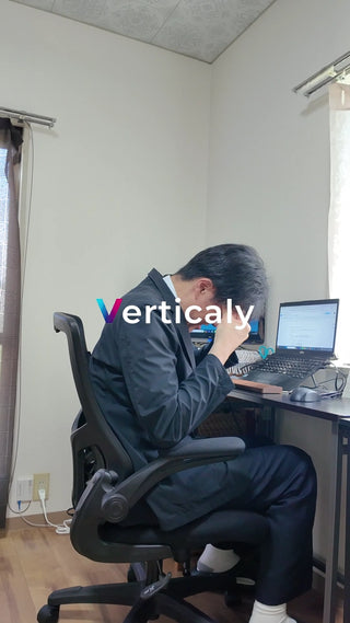 集中するビジネスマン