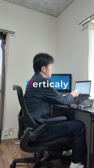 PC作業する男性、集中