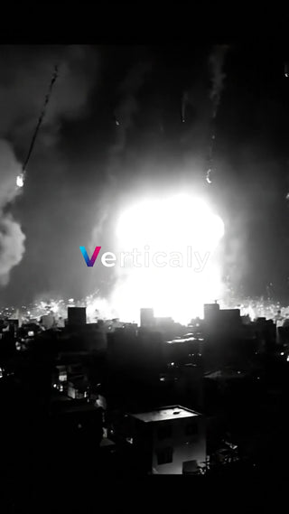 爆発、都市の夜空を焦がす