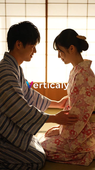 浴衣姿の二人、寄り添い語らう