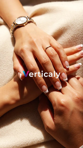 指輪とネイル、寄り添う手