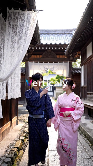 浴衣姿の二人、路地を歩く