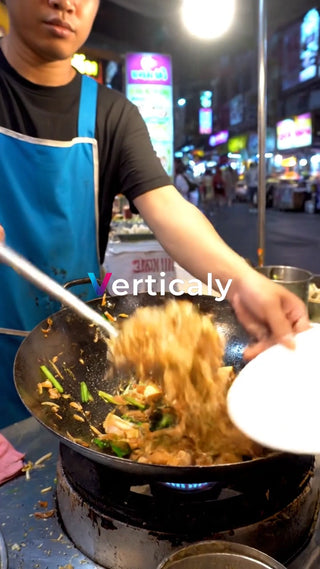 屋台で調理、熱気と活気