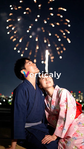 花火を眺める浴衣姿の二人