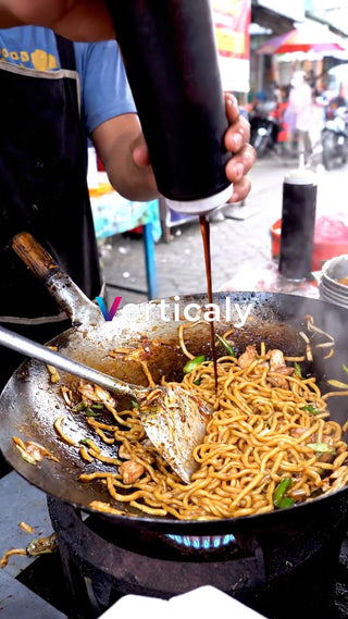 麺にソースをかける瞬間