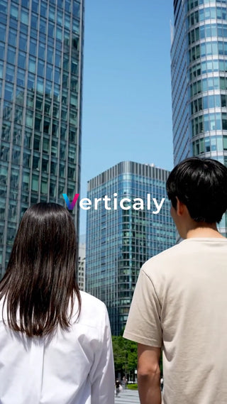 都会のビル群と青空