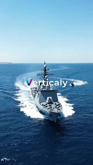 軍艦の航行、青い海原へ