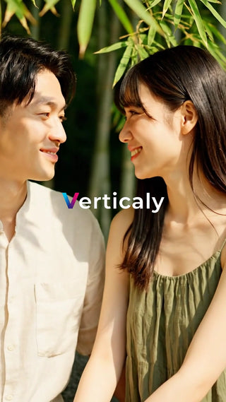 寄り添う二人の笑顔、緑の中で