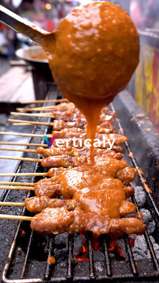 屋台で焼く豚肉串、旨そう