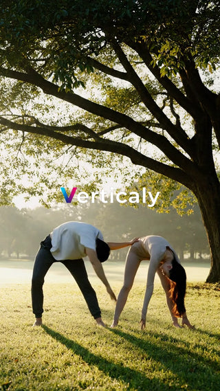 公園でストレッチ、二人で