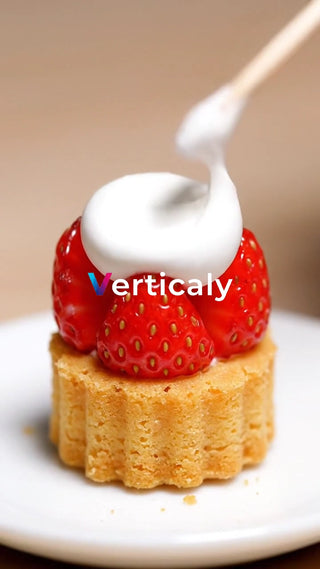 いちごタルト、クリーム添え