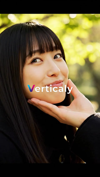 微笑む女性、横顔の美しさ