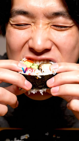 寿司を食べる男性、至福の表情