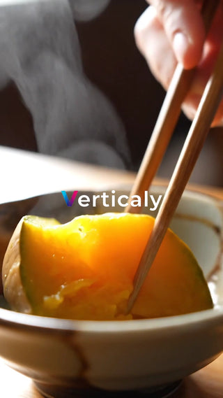 熱々のカボチャ、箸で食べる