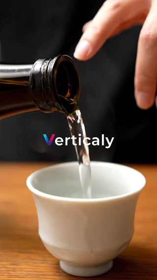 酒を注ぐ瞬間、透明感