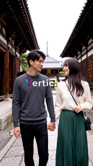 手をつなぐ二人、古都散歩