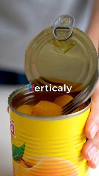 缶詰の桃、フォークで食べる