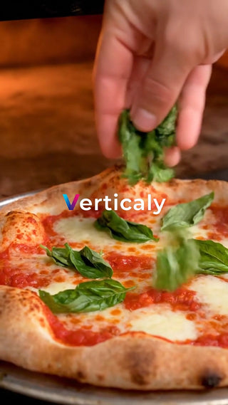 焼きたてピザにバジルを添えて