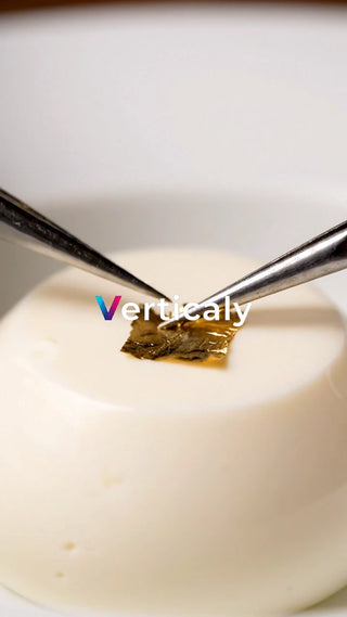 金箔を乗せる、デザート