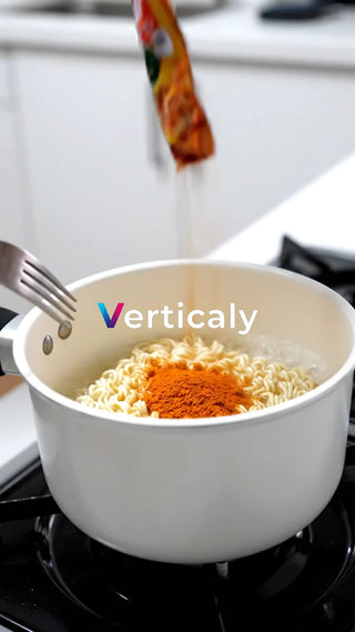 ラーメンを作る、活気あるキッチン