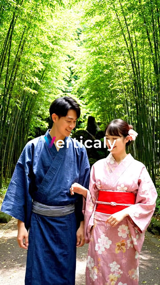 竹林を歩く浴衣姿の二人