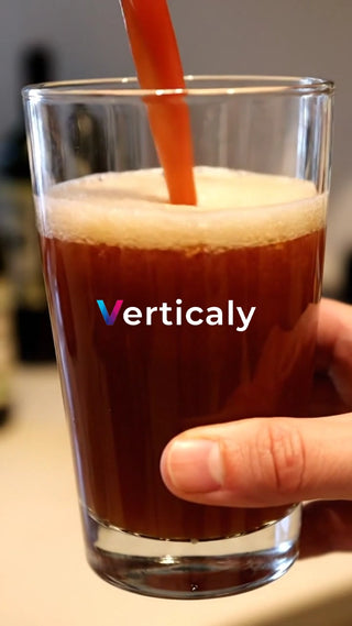 琥珀色の液体、グラスに注ぐ