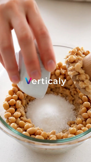 塩を足す、手元と料理