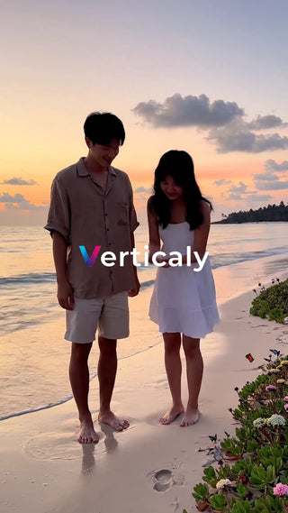 海辺で語らう二人、夕焼け空