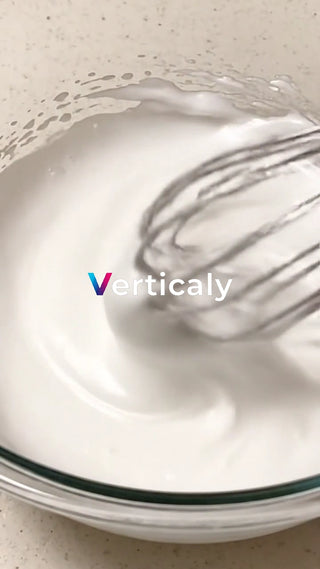 泡立て器で混ぜる、白い液体