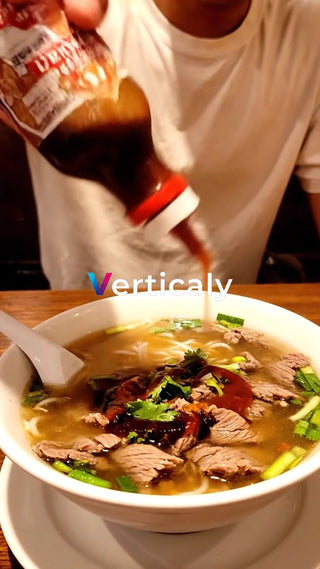 醤油をかけるラーメン