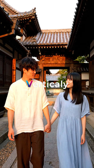 手繋ぎ歩く、古都の二人