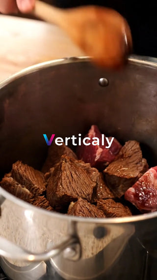 牛肉を煮込む、熱々のシチュー