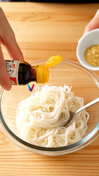 麺に醤油を注ぐ