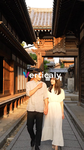 古都の街並みを歩く二人