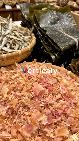 鰹節を削る、和の食卓